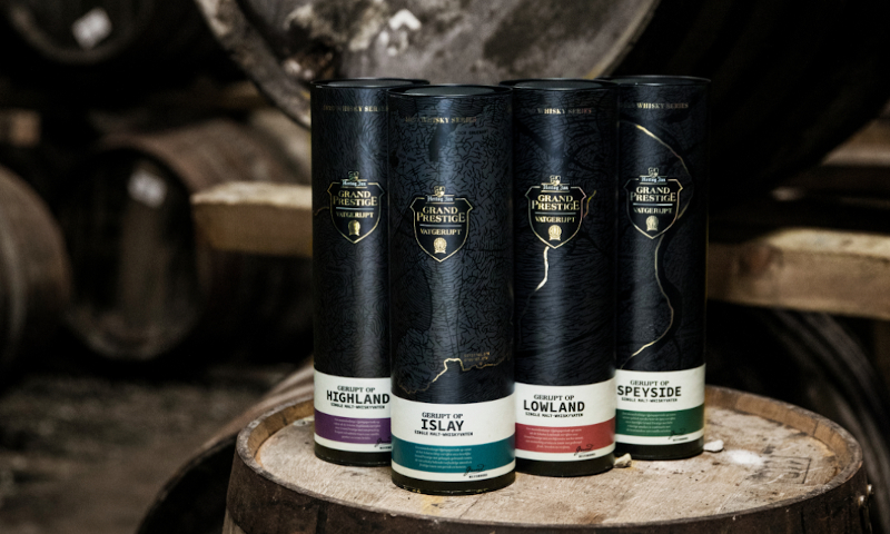 Vier Hertog Jan Grand Prestige Vatgerijpt 2020 kokers op een Schots whiskyvat